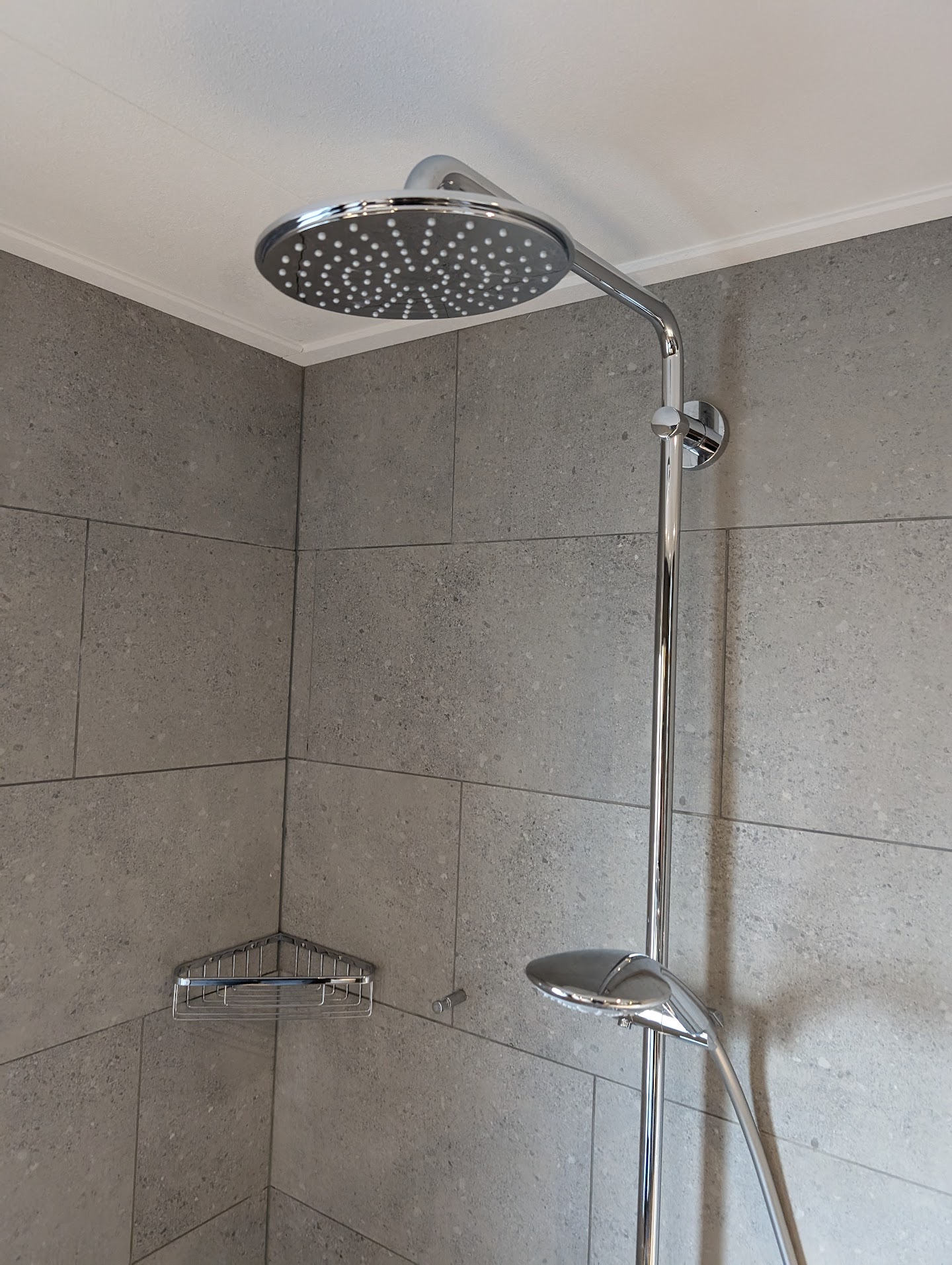 Gereinigde douchehoek met regendouche en handdouche