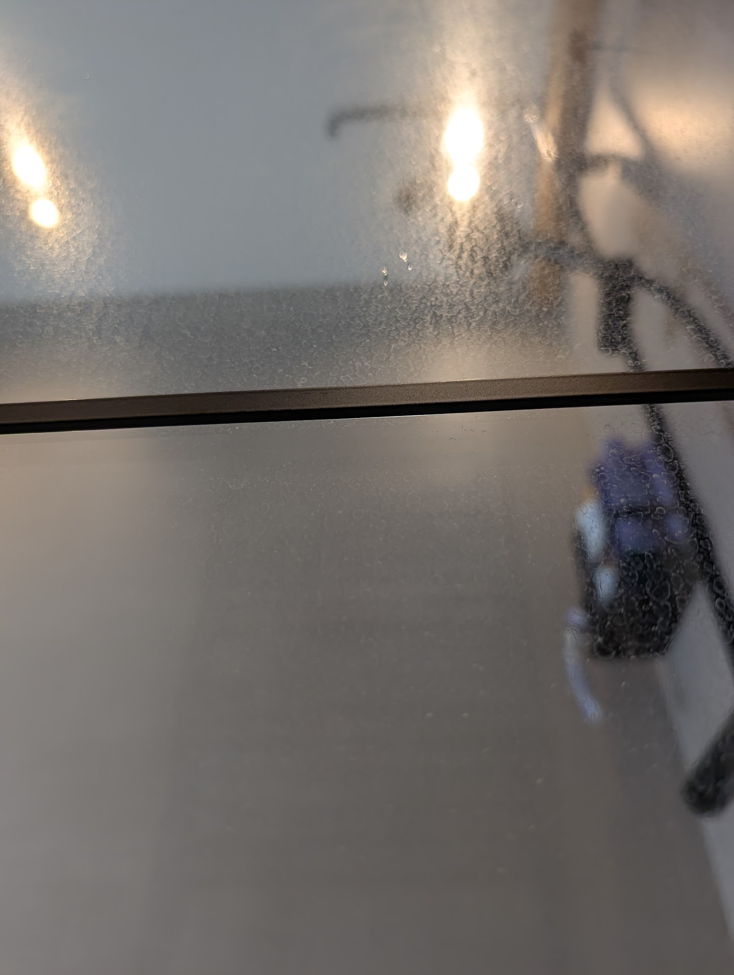Voor: Doffe glazen douchewand in no-time weer kristalhelder